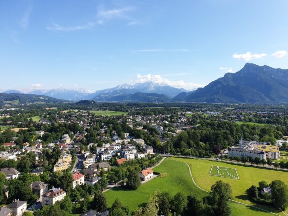 Pohled z hradu na Alpy (vpravo hora Untersberg)